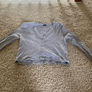 grey long sleeve shirt